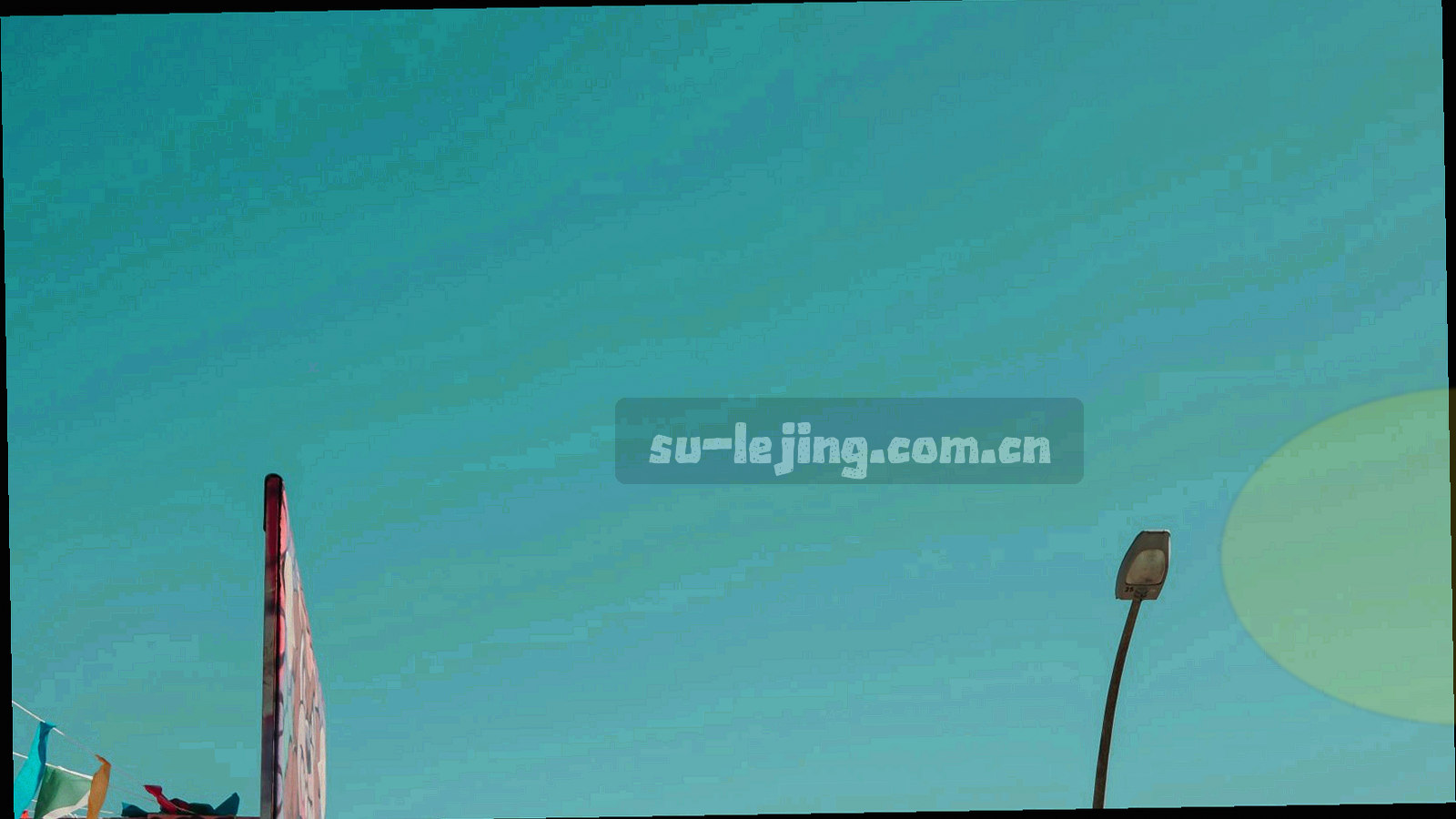 从数据源到终端展示的处理流程，包含数据采集、清洗、分发与可视化图标